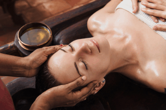 A women being massaged with essential oils<br />
